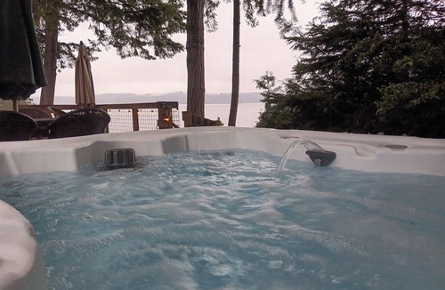 Lakebay Cabin | Secret Island Beachfront Escape. Hot Tub, Kayaks, Paddle Boards, Sunsets,
