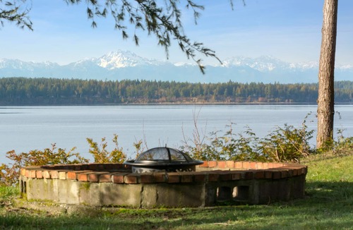 Lakebay Cabin | Secret Island Beachfront Escape. Hot Tub, Kayaks, Paddle Boards, Sunsets,