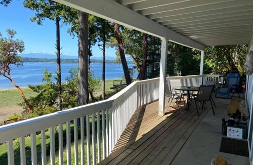 Lakebay House | Secret Island Getaway- Private Beach, Boats, Kayaks & guest only Seafood Farm