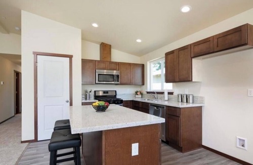 SeaTac House | Serene 3-bedroom house perfect for relaxing stays in SeaTac, Burien, Seattle