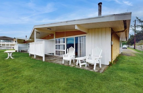Copalis Beach Condo | Serene coastal oceanfront condo with shared hot tub & beach trail access