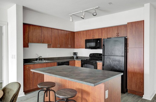 West Bellevue Apartment | Serene Downtown Bellevue 2BR w/W/D & Storage, near Shops, by Blueground