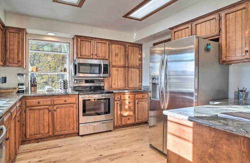 Grants Pass House | Serene Grants Pass Lodging w/ Mountain Views!
