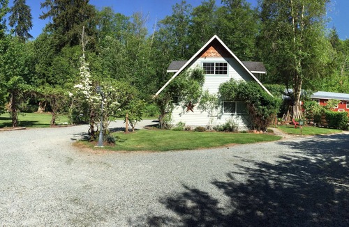 Sedro-Woolley Cottage | Serene Hobby Farm Cottage Get Away, 10 Minutes From Mount Vernon.
