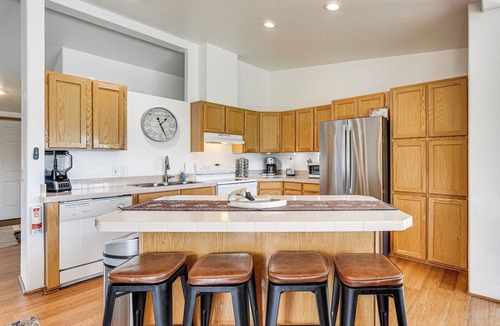 Chiloquin House | Serene Home w/On-Site Pond & Decks in Chiloquin!