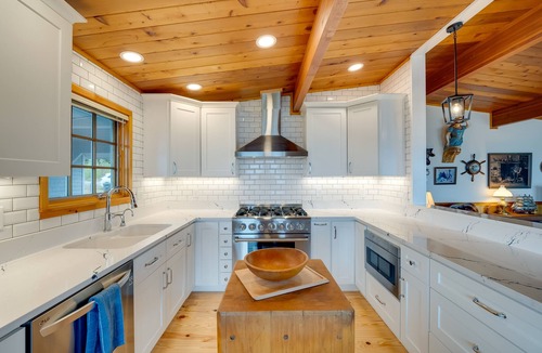 Freeland Cottage | Serene Island Retreat w/Beach Access & Mtn Views!