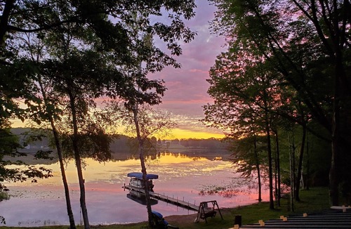 Big Rapids Cottage | Serene Lakefront Log Estate: 4-Acre Private Retreat with Sauna