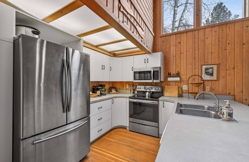McCall House | Serene Mountain Retreat with Private Beach Access