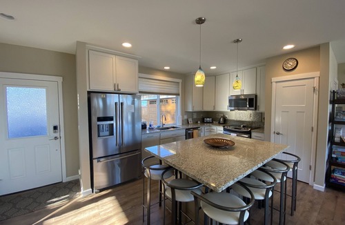 Eastsound House | Serene Waterview Retreat/Hot Tub/Private Beach &Tennis Court/Pet-Friendly