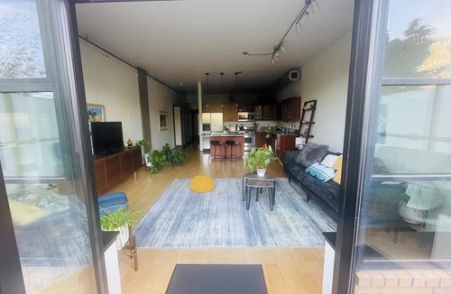 Pearl District Condo | Serenity Pearl: West-Facing private terrace, garden, Roomba, Roku TV, parking