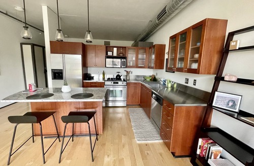 Pearl District Condo | Serenity Pearl: West-Facing private terrace, garden, Roomba, Roku TV, parking
