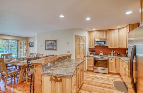 Oregon Water Wonderland House | Settle Inn, Riverfront Sunriver Home~ Ski, Hot Tub, Pet Friendly
