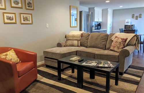 Dundee House | Seventh Haven: A king suite in the heart of Dundee