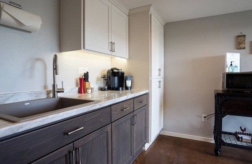 Dundee House | Seventh Haven: A king suite in the heart of Dundee