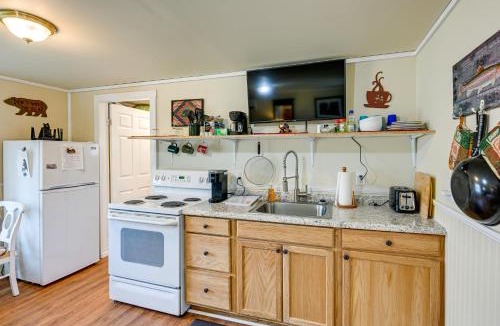 Qualla Apartment | Shared Hot Tub & Fire Pit: Tranquil Whittier Gem!