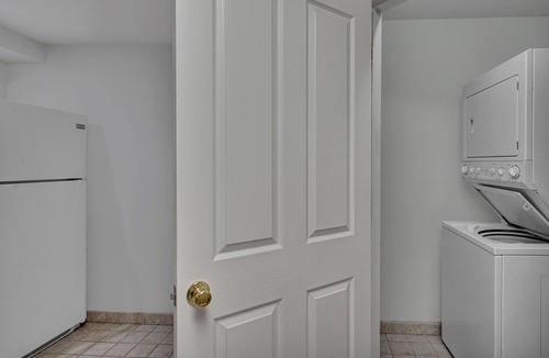 Pigeon Apartment | Shared pool & gym on Saginaw Bay