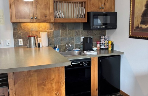 Kellogg Condo | Shared Roof Top Hot tub Silver Mtn en suite listed