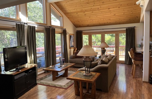 Weed House | Shasta Retreat on 35 Acres, Panoramic Mountain Views, Hot tub, Sauna, Starlink