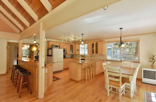 Mount Shasta House | Shasta Woodlands with Hot tub Beautiful home In Mt. Shasta.