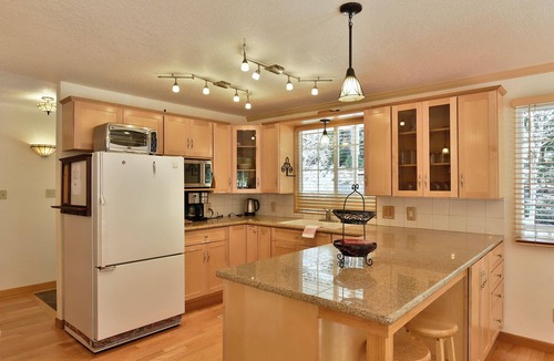 Mount Shasta House | Shasta Woodlands with Hot tub Beautiful home In Mt. Shasta.