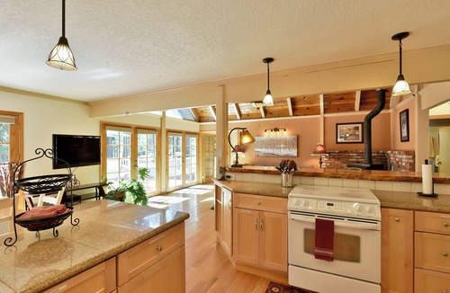 Mount Shasta House | Shasta Woodlands with Hot tub Beautiful home In Mt. Shasta.