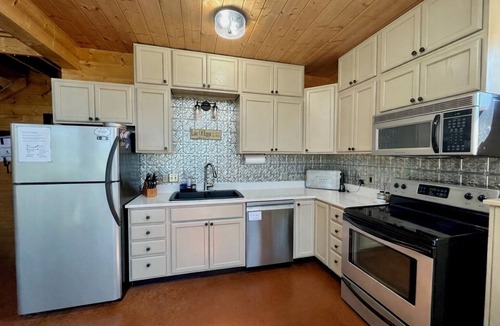 Marion House | Shawnee Overlook (Home & 2 Cabins)