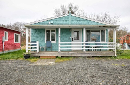 Grayland House | Shell Collector Cottage 2-Bed by the Sea w fireplace