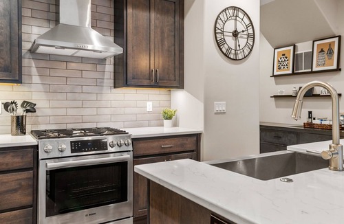 Garden District House | Sherman Suite - Steps to Downtown, Lake CDA! Hot-Tub, Pet & Family Friendly