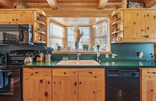 Last Chance House | Shooting Star Lodge | Game Room, Yellowstone, Hot Tub, Fire Pit!