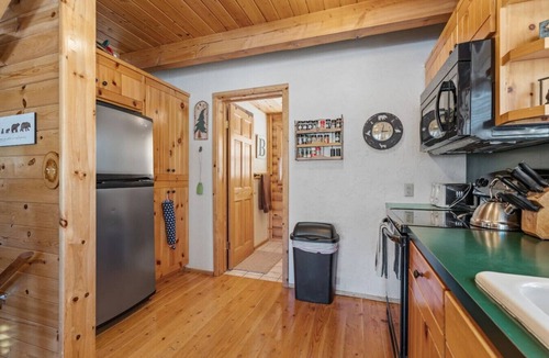 Last Chance House | Shooting Star Lodge | Game Room, Yellowstone, Hot Tub, Fire Pit!