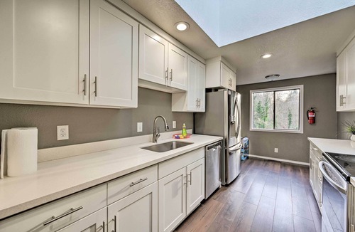 Shoreline House | Shoreline Home w/Deck ~ 14 Mi to Downtown Seattle