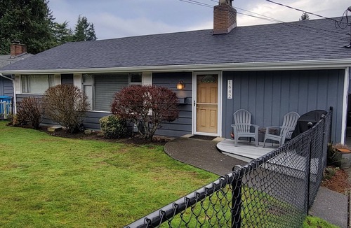 Shoreline House | Shoreline Rambler near Transit, shops and more