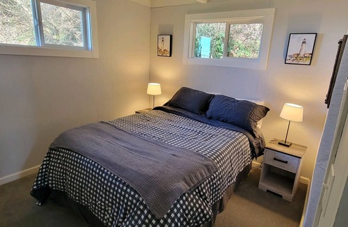 Lagoon Point House | Shorewood Cottage by AvantStay | Walk to the Beach
