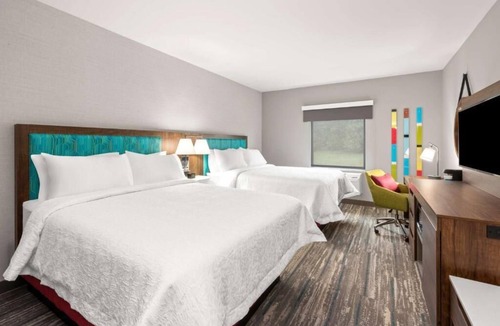Tigard Hotel | Short Drive to Oregon Zoo! 2 Units, Indoor Pool, Free Parking and Breakfast!