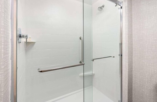 Tigard Hotel | Short Drive to Oregon Zoo! 2 Units, Indoor Pool, Free Parking and Breakfast!