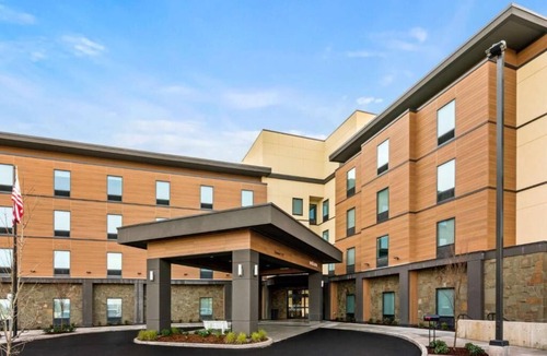 Tigard Hotel | Short Drive to Oregon Zoo! 2 Units, Indoor Pool, Free Parking and Breakfast!
