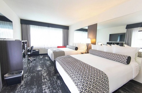 Riverside Hotel | Short Drive to Spokane Convention Center! Outdoor Pool, Pets Are Welcome!