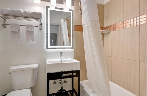 Medford Hotel | Signature Inn Medford Downtown