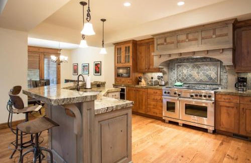 Salt Lake Mountain Resorts Hotel | Silver Aspen - Five Bedroom Loft Luxury Townhome Hotel Room