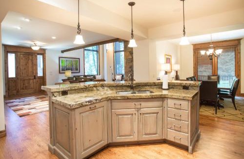 Salt Lake Mountain Resorts Hotel | Silver Aspen - Five Bedroom Loft Luxury Townhome Hotel Room