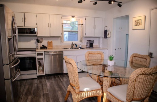 Saint Joseph House | Silver Beach Inn: Cup & Saucer