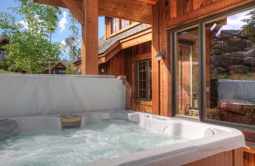Big Sky Ski Chalet | Silver Star Alpine Lodge | Ski-In/Out Chalet | Hot Tub + Views
