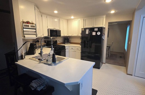 Rollingbay House | Silverdale 3-bedroom Home Near Hospital, Bangor & PSNS with cool AC breeze