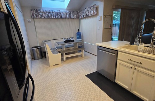 Rollingbay House | Silverdale 3-bedroom Home Near Hospital, Bangor & PSNS with cool AC breeze
