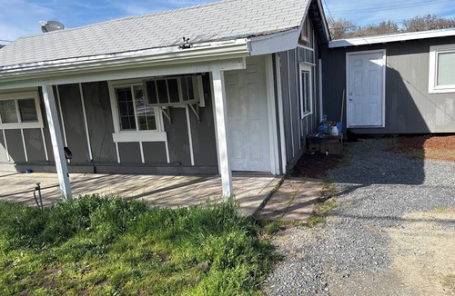 Grants Pass House | Simple cottage, 1 bedroom and a detached room in Grants Pass with WiFi and AC.