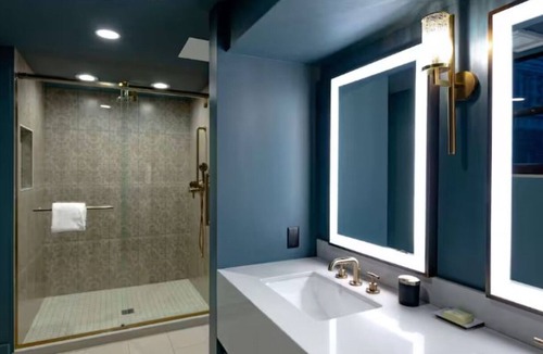Court Avenue Entertainment District Hotel | Simple Elegance in a Refined Downtown King Room with Kitchen Near Civic Center