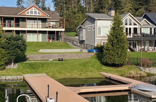Eatonville House | Single Bedroom at the Lake Cabin, wake up with the best view of Mt. Ranier