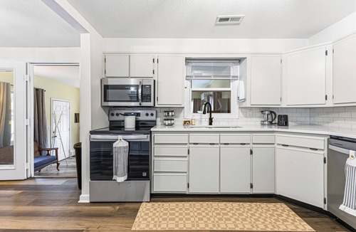 St. Joseph House | Single-Level 4BR Home | 3-Bay Garage