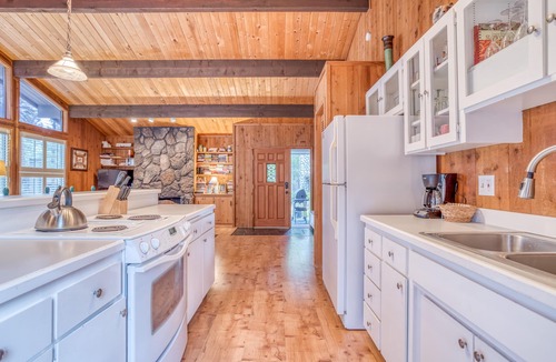 Sunriver House | Single-level Home Near SHARC, with Hot Tub!