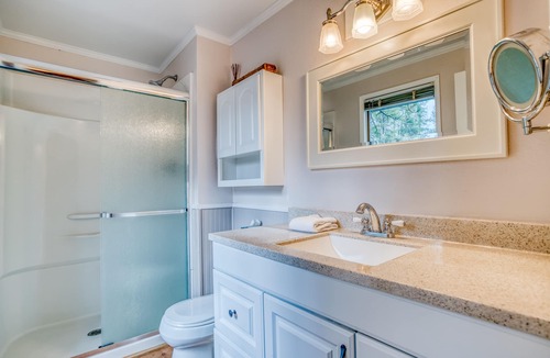 Sunriver House | Single-level Home Near SHARC, with Hot Tub!